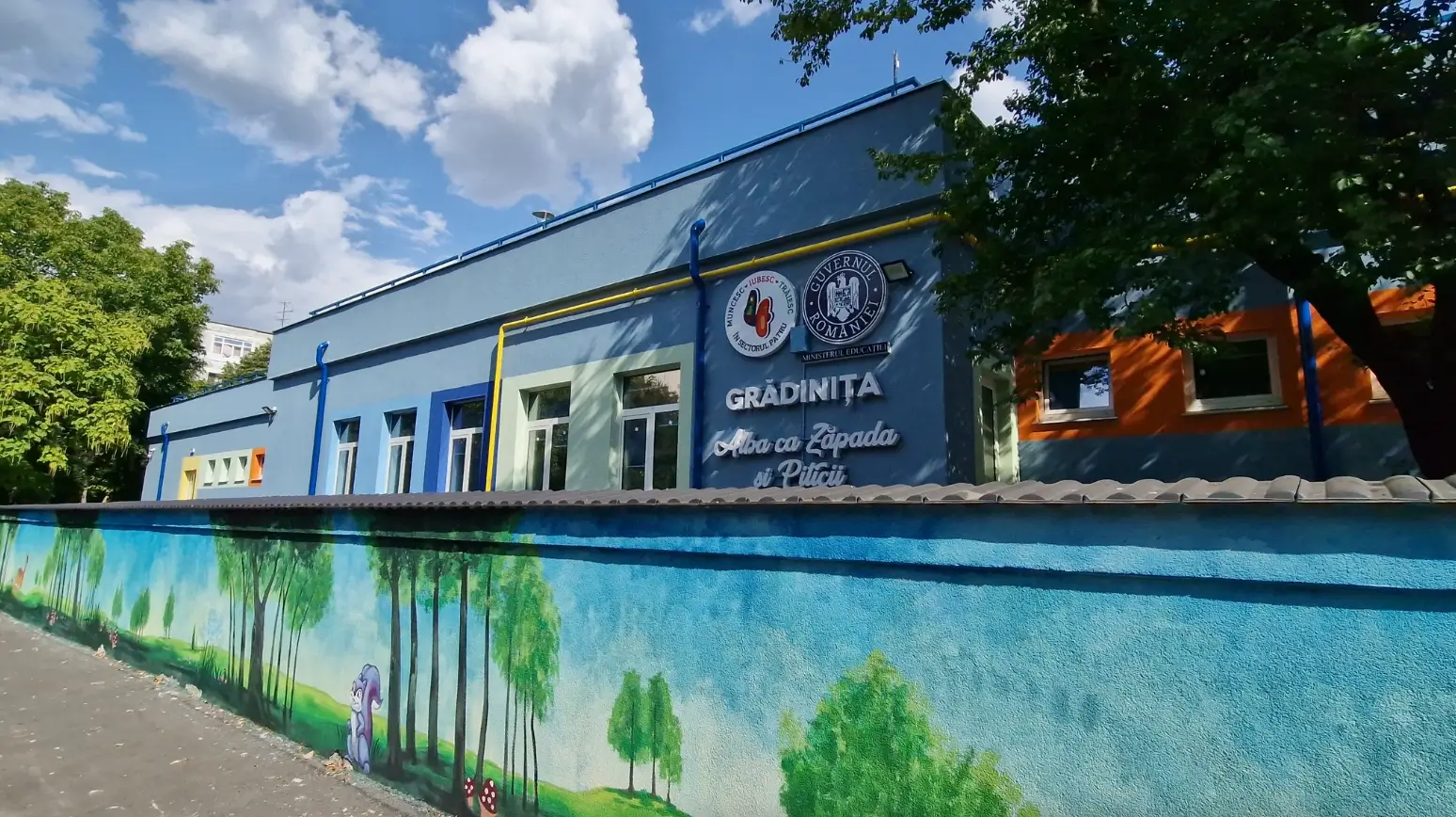Fotografii Cladirea Renovata la Grădinița Albă ca Zăpada și Piticii Sector 4 București