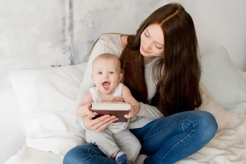 nume de băieți din Biblie O mamă fericită alături de copilul ei. Inspiră-te din nume de băieți din Biblie ortodoxă pentru o alegere cu semnificație spirituală și tradițională.